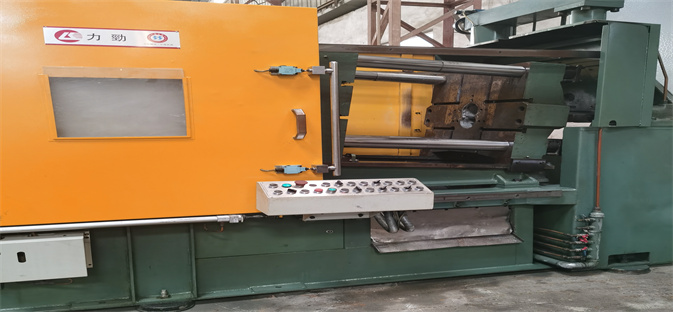 What is a cold chamber die casting machine?