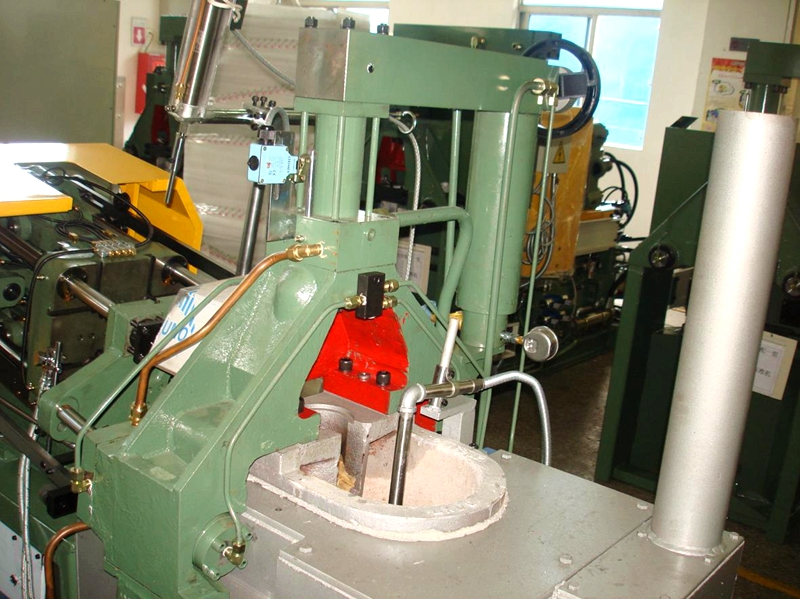 hot chamber die casting machine.jpg